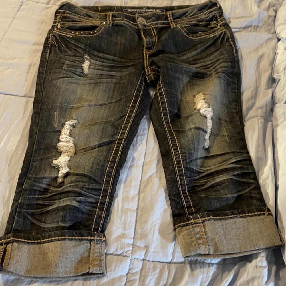 Almost Famous premium distressed Capri jeans